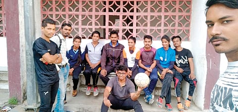 नागपूर : कुणालाही रक्‍ताची गरज पडली की भागविण्यासाठी सतत धडपडणारे जुनून ग्रुपचे सदस्य. 