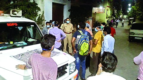 कन्हान   :   रामनगर लोहिया ले-आउट येथे कार्यवाही करताना प्रशासन.