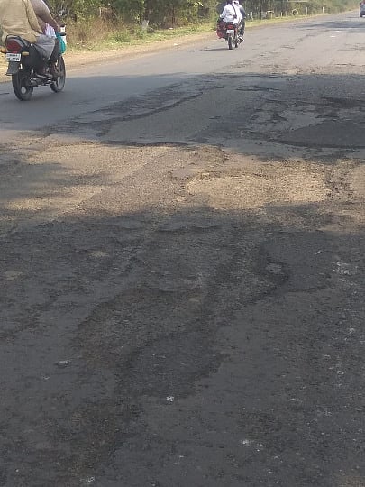 कळमेश्‍वरः  कळमेश्वर-काटोल-नागपूर महामार्गाची झालेली दुरवस्था. 