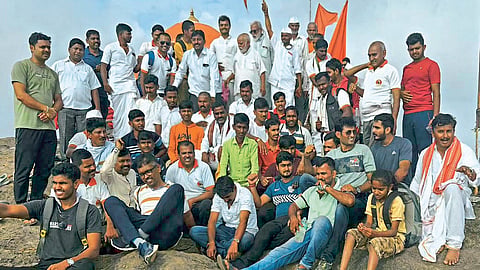 कळसूबाईचे उंच शिखर शिलेदारांकडून सर; व्यसनमुक्त युवक संघाची मोहीम फत्ते