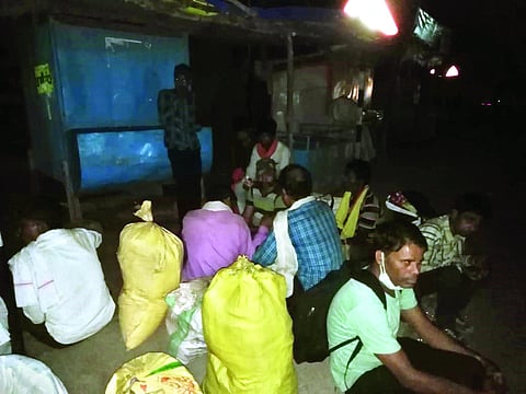 केळवद  :  मध्य प्रदेशाकडे परतीच्या प्रवासाला मजल दरमजल करीत पायी निघालेले नागपुरात कामावर असलेले मजूर.