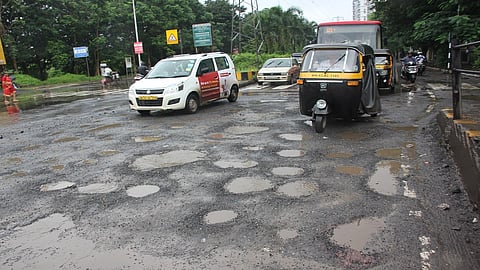 शहरातील अनेक रस्त्यांवर खड्डे पडले आहेत