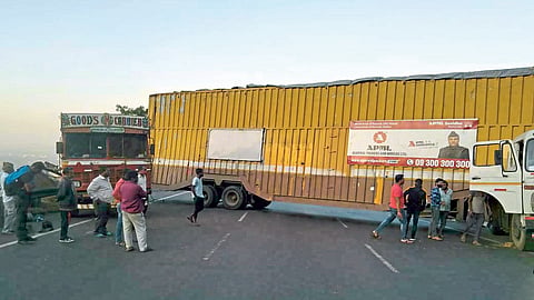 पुण्याहून साताऱ्याकडे जाणारा कंटेनर आडवा झाल्याने खंबाटकी घाटात तीन तास कोंडी