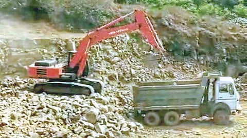 महसूल विभाग सतर्क; ठेकेदारास ठोठावला 75 लाखांचा दंड