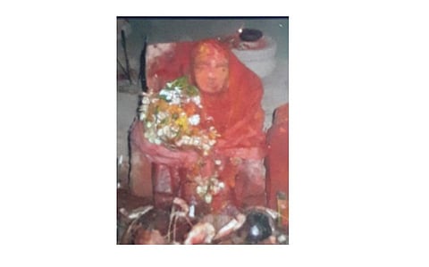  कुंकुमेश्‍वर : गर्द हिरव्या रानात वसले आहे कुंकुमेश्‍वर मंदिर. 