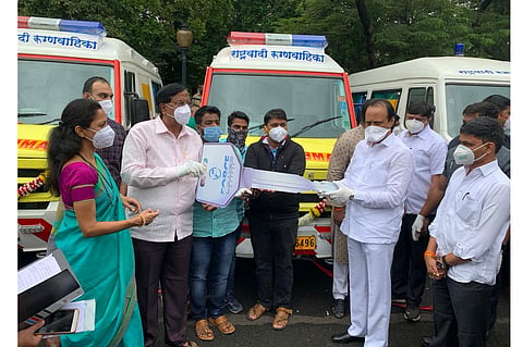 पवार पब्लिक चॅरिटेबल ट्रस्टकडून नागरिकांच्या सेवेसाठी आठ रुग्णवाहिका 