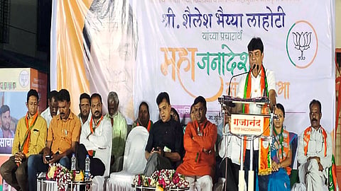  लातूर ः लातूर शहर मतदारसंघातील नारायणनगर भागात झालेल्या प्रचारसभेत बोलताना भाजप-शिवसेना महायुतीचे उमेदवार शैलेश लाहोटी. व्यासपीठावर माजी खासदार किरीट   सोमय्या, दीपक मठपती, संगीत रंदाळे आदी. 
