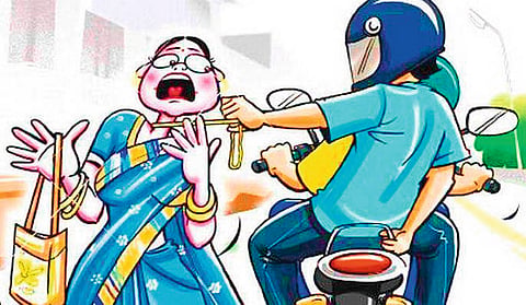 Thieves robbed a woman's gold chain in Nagpur