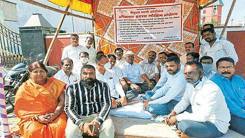 अतिक्रमण हटविण्यासाठी फलटणला धरणे; मनसेचा आक्रमक पवित्रा