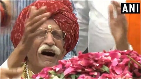MDH owner Mahashay Dharampal Gulati cries inconsolably while paying tribute to Sushma Swaraj
