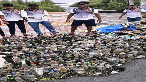 विरार ः खाडीकिनारी जमा करण्यात आलेल्या बाटल्या
