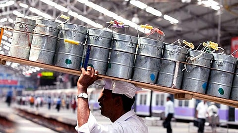 मुंबईतील डब्बेवाल्यांची सरकारकडे मागणी; अत्यावश्यक सेवा मानून ट्रेनमधून प्रवासास मुभा द्या, नाहीतर 