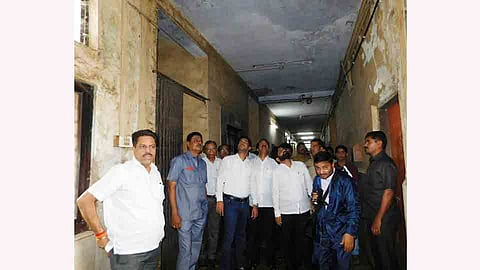Sakal Impact Shiv Sena visited the government hospital of Ulhasnagar because of water leaky