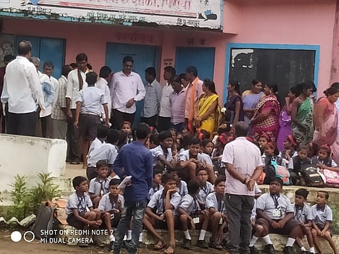  नांद ः शिक्षकाच्या मागणीसाठी शाळेवर धडकलेले पालक. 