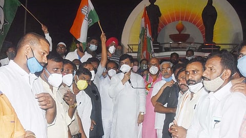 नांदेड - पालकमंत्री अशोक चव्हाण यांच्या उपस्थितीत गुरूवारी आंदोलन करण्यात आले. 