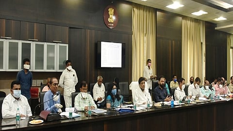 नांदेड - पिक विमा संदर्भात पालकमंत्री अशोक चव्हाण यांच्या उपस्थितीत सोमवारी बैठक घेण्यात आली. 