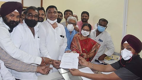 नांदेड - महापौरपदासाठी मोहिनी येवनकर तर उपमहापौरपदासाठी मसूद खान यांनी शनिवारी अर्ज दाखल केला. 