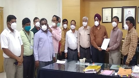 नांदेड - महापालिकेतील अधिकारी, कर्मचाऱ्यांना सातवा वेतन आयोग लागू करण्याची मागणी करणारे निवेदन आयुक्त डॉ. सुनील लहाने यांना देण्यात आले. 