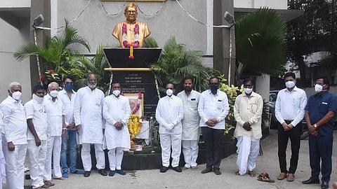 नांदेड - जिल्हा मध्यवर्ती सहकारी बॅंकेत पदाधिकारी व संचालकांच्या वतीने पद्मश्री शामराव कदम यांच्या पुतळ्यास अभिवादन करून मंगळवारी सभा घेण्यात आली. 