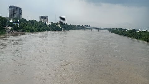 नांदेड - विष्णुपुरी प्रकल्पातून दहा दरवाजे उघडून गोदावरी नदीपात्रात विसर्ग करण्यात येत आहे.  