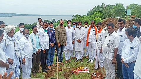 नांदेड - कंधार तालुक्यातील बोरी (बुद्रुक) येथे गुरुवारी खासदार प्रताप पाटील चिखलीकर यांच्या हस्ते भूमीपूजन करण्यात आले.
