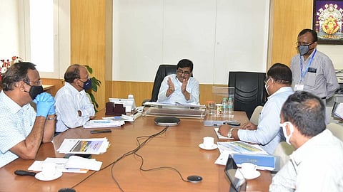 नांदेड - सार्वजनिक बांधकाम मंत्री अशोक चव्हाण यांच्या प्रमुख उपस्थितीत मुंबईत बैठक झाली. 