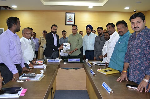 नांदेडला स्थायी समितीच्या सभेत डॉ. विपीन यांनी महापालिकेचा अर्थसंकल्प  सभापती अमितसिंह तेहरा यांना सादर केला.