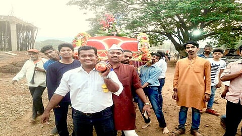 हाेळी निमित्त काढलेली पालखी 