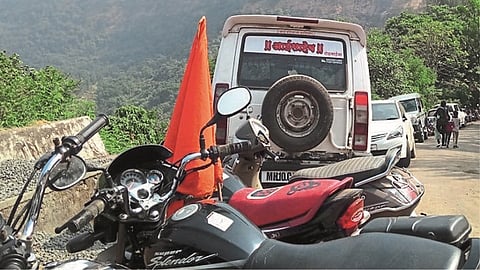 महाड : किल्‍ल्‍याच्‍या पायथ्‍याशी बेकायदा झालेली पार्किंग.