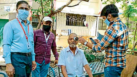 साधू वासवानी चौक - सेवानिवृत्त कर्मचारी दत्तात्रेय घोलप यांच्या घरी जाऊन त्यांच्या डिजिटल हयात प्रमाणपत्राची नोंदणी करताना (डावीकडे) सिनियर पोस्ट मास्तर बी. पी. एरंडे यांच्यासह अन्य कर्मचारी.