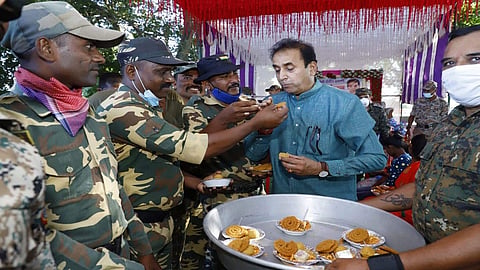 Home minister Anil deshmukh celebrated diwali with police in Gadchiroli 