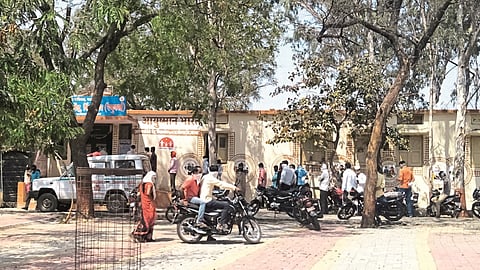 पिंपळगाव रेणुकाई : येथील आरोग्य केंद्रात तपासणी करण्यासाठी झालेली ग्रामस्थांची गर्दी. 
