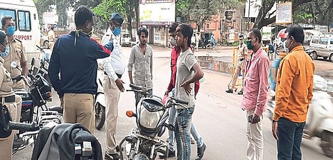 Citizens' negligence about masks; police checking strictly again in Sangali