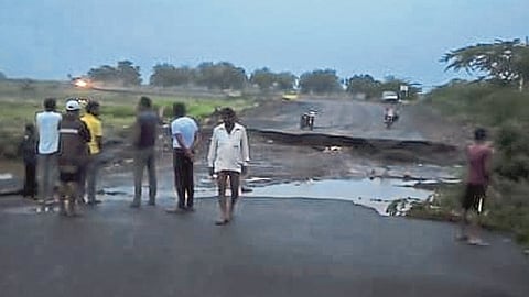 Heavy rain in Atpadi taluka; Bridges over eight streams wahshed away