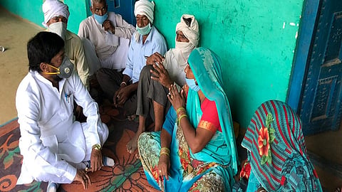 राष्ट्रवादी नेते प्रकाश गजभिये यांनी केलं हाथरस पीडितेच्या कुटूंबियांचे सांत्वन