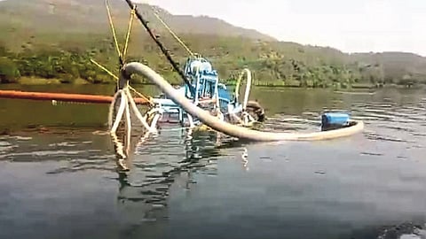 sand mafia mining in ratnagiri with the help of suction pump two boats are immersion in sea