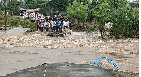 #PuneRains : स्वामी चिंचोली येथे पुराच्या वेढयातून आरोग्य कर्मचाऱ्यांची १५ तासानंतर सुटका