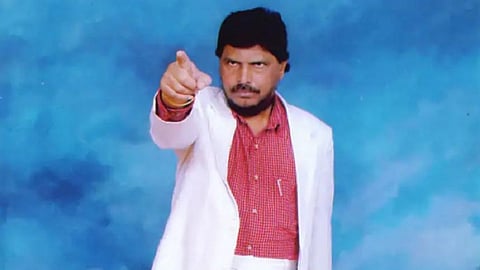 कोरोनाच्या सावटात रामदास आठवले म्हणतायत, "आता महाराष्ट्रात चालणार नाहीत नखरे"