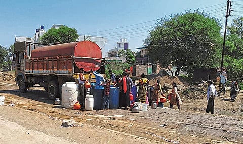 रेणापूर ः शहरात रस्त्यावर टॅंकर आले की पाणी नेण्यासाठी अशी गर्दी पडते. 
