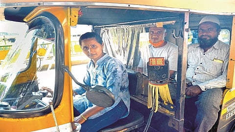 Accidentally grabbed the handle of the rickshaw