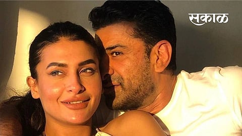 bigg boss 14 eijaz khan and pavitra punia tried to kiss each other video goes viral 