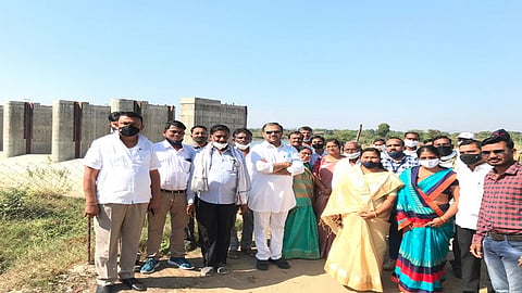 cheque distribution to kochhi project affected farmers in saoner of nagpur 