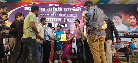 सावनेर : समाजसेविका सिंधूताई सपकाळ यांच्या हस्ते पुरस्कार स्वीकारताना प्रयास गटचे सदस्य. 