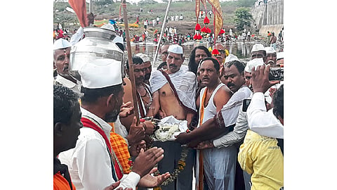 wari 2019 : तुकोबांच्या पादुकांना टॅंकरच्या पाण्याने स्नान