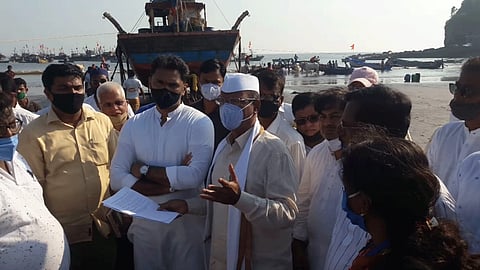 Lets find solutions for problems to fishermen in Harnai port says Minister State Abdul Sattar