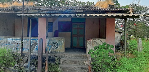 रोहा : पटसंख्येअभावी केळघर येथील बंद पडलेली जिल्हा परिषदेची शाळा. 