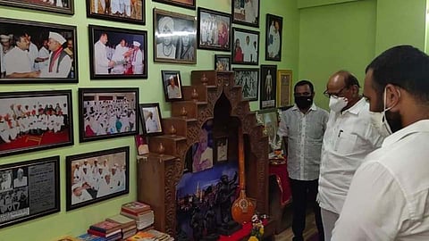 'या' कार्यकर्त्याची श्रद्धा पाहून शरद पवारही झाले नि:शब्द!
