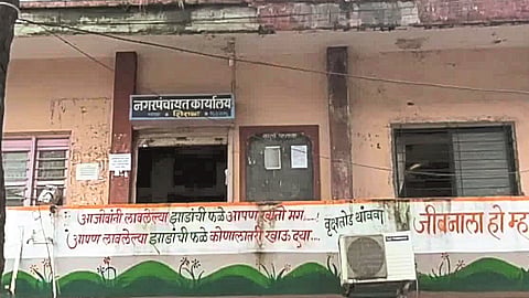 Shirala Nagar Panchayat is managing its work in the old building of the Gram Panchayat
