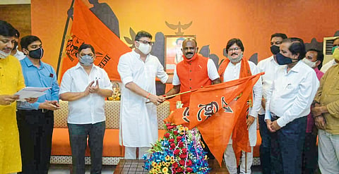 The office bearers along with two former corporators joined Shiv Sena