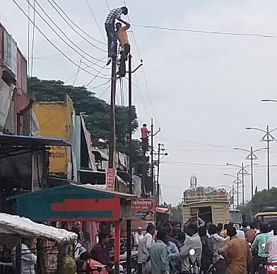 सिल्लोड : शहरातील तोडलेली वीजजोडणी संध्याकाळच्या सुमारास  पूर्ववत करताना महावितरणचे कर्मचारी. 